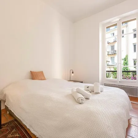 Апартаменти Large Spacious 3 Bdr Apt Heart Of 300 Meters From