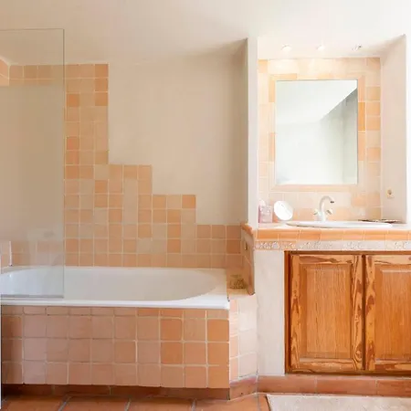 Large Spacious 3 Bdr Apt Heart Of 300 Meters From *