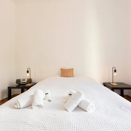 Апартаменти Large Spacious 3 Bdr Apt Heart Of 300 Meters From Антіб