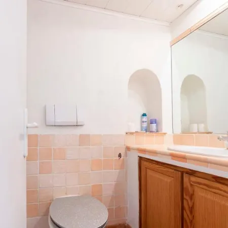 Large Spacious 3 Bdr Apt Heart Of 300 Meters From
