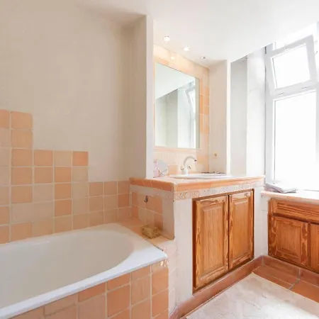 Apartman Large Spacious 3 Bdr Apt Heart Of 300 Meters From *