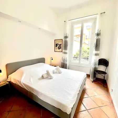 Апартаменти Large Spacious 3 Bdr Apt Heart Of 300 Meters From *