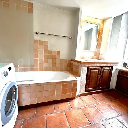 Апартаменти Large Spacious 3 Bdr Apt Heart Of 300 Meters From